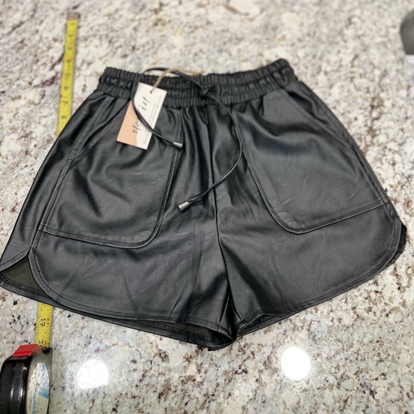 new ivy Pants - Black Athletic Shorts with Elastic Waistband and Relaxed Fit